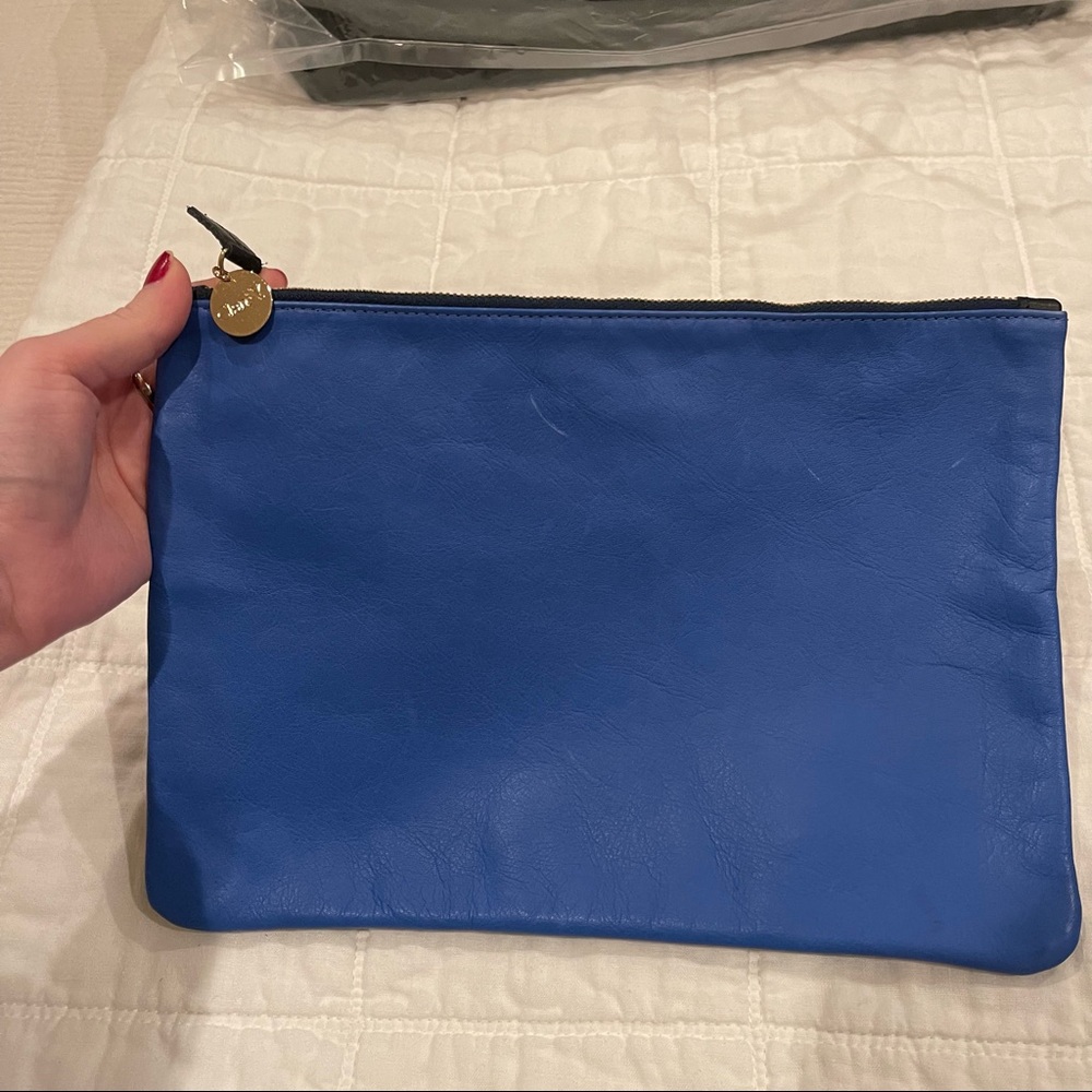 CLARE V two-tone flat clutch